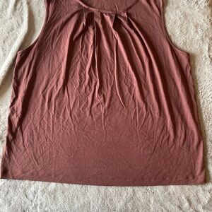 Kettlewell Women's Sleeveless Top in Rust size LL